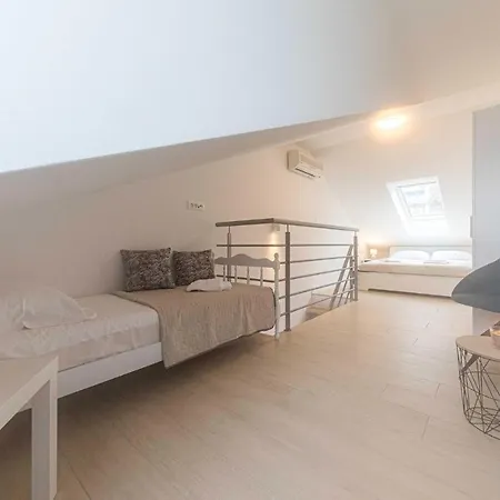 2 Bedroom Front In Okrug Gornji * 트로기르