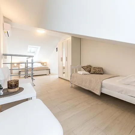 펜션 2 Bedroom Front In Okrug Gornji 트로기르