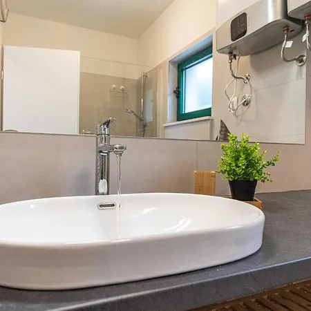 펜션 2 Bedroom Front In Okrug Gornji *