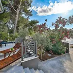 2 Bedroom Front In Okrug Gornji Holiday home *