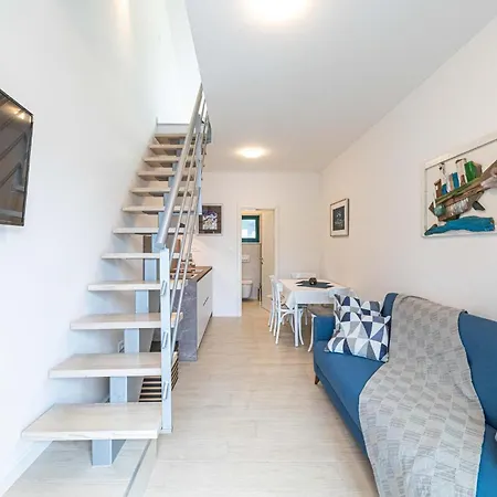 Gorgeous In Okrug Gornji With Wifi