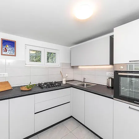 Gorgeous In Okrug Gornji With Wifi