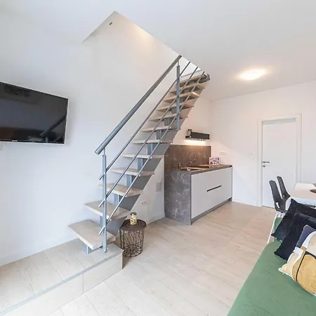 2 Bedroom Front In Okrug Gornji بيت للعطل *