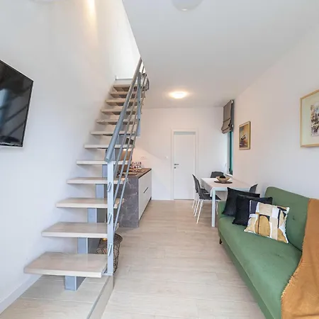 2 Bedroom Front In Okrug Gornji بيت للعطل تروغير