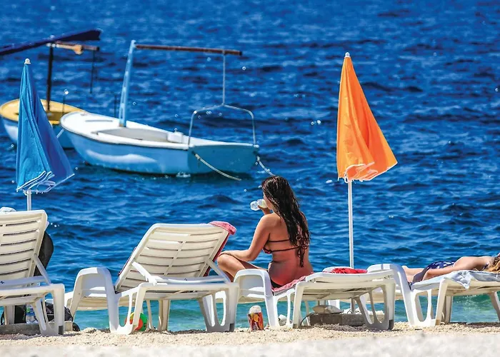 Gorgeous In Okrug Gornji With Wifi Dom wakacyjny Trogir