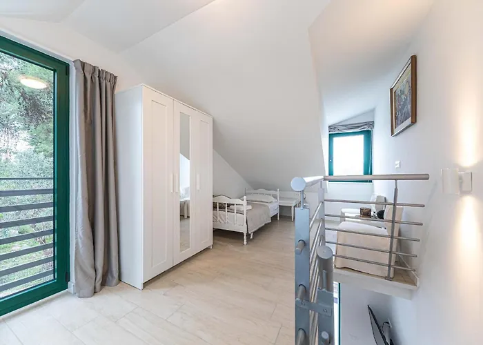 Vakantiehuis Gorgeous In Okrug Gornji With Wifi